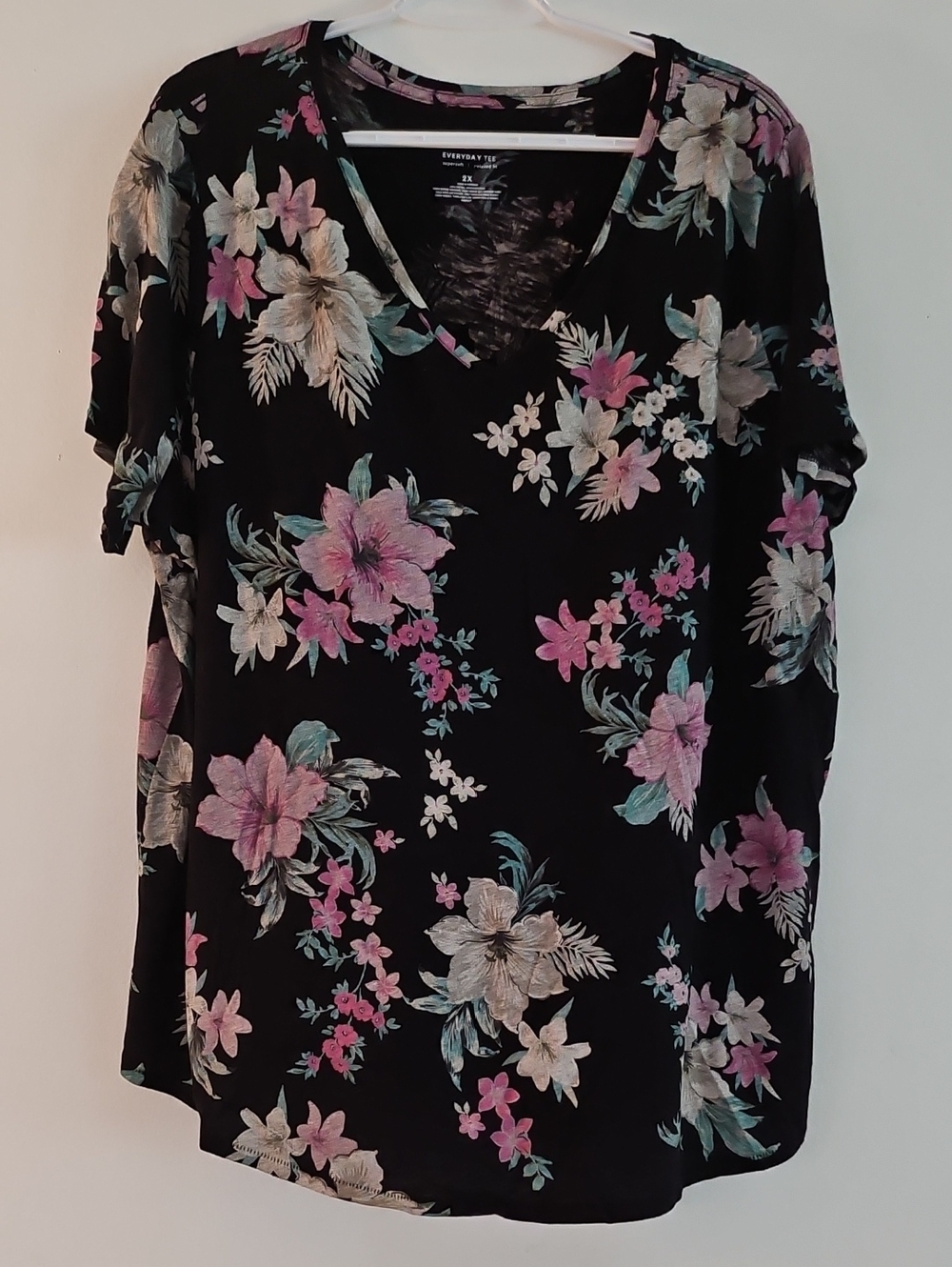 2X EVRI V-Neck Floral Top